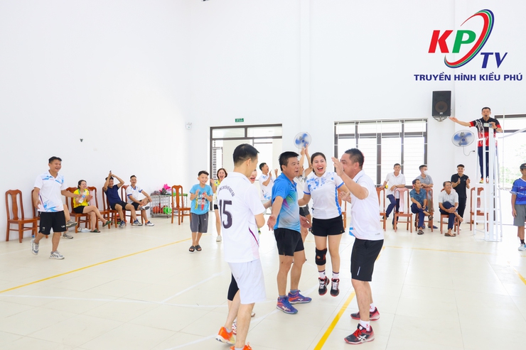 Xã Kiều Phú sôi nổi tham gia Giải bóng chuyền hơi nam, nữ. Chào mừng kỷ niệm 80 năm Cách mạng Tháng Tám thành công, Quốc khánh 2/9 và Thành công Đại hội đại biểu Đảng bộ xã lần thứ nhất.- Ảnh 8.