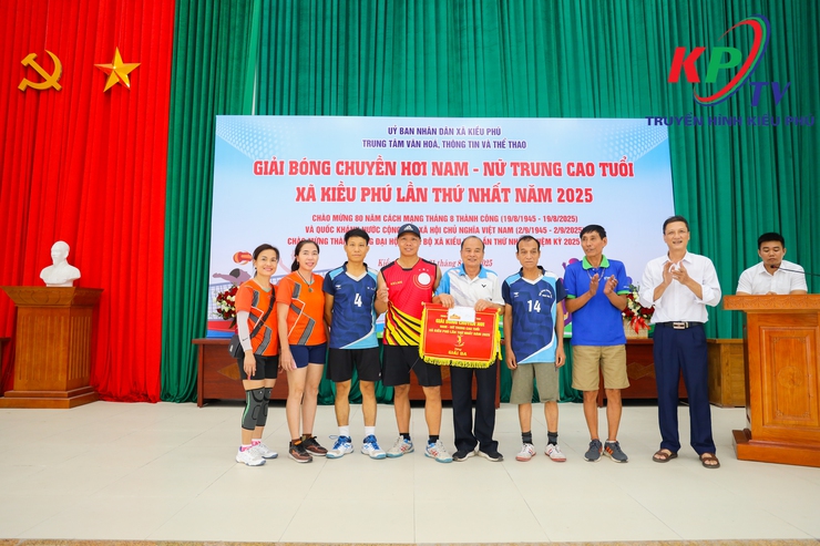 Xã Kiều Phú sôi nổi tham gia Giải bóng chuyền hơi nam, nữ. Chào mừng kỷ niệm 80 năm Cách mạng Tháng Tám thành công, Quốc khánh 2/9 và Thành công Đại hội đại biểu Đảng bộ xã lần thứ nhất.- Ảnh 11.