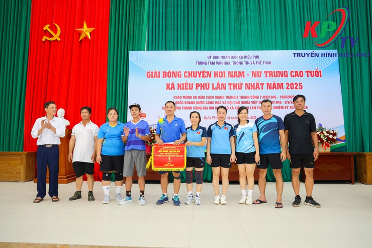 Xã Kiều Phú sôi nổi tham gia Giải bóng chuyền hơi nam, nữ. Chào mừng kỷ niệm 80 năm Cách mạng Tháng Tám thành công, Quốc khánh 2/9 và Thành công Đại hội đại biểu Đảng bộ xã lần thứ nhất.- Ảnh 10.