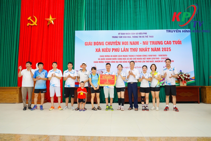 Xã Kiều Phú sôi nổi tham gia Giải bóng chuyền hơi nam, nữ. Chào mừng kỷ niệm 80 năm Cách mạng Tháng Tám thành công, Quốc khánh 2/9 và Thành công Đại hội đại biểu Đảng bộ xã lần thứ nhất.- Ảnh 9.