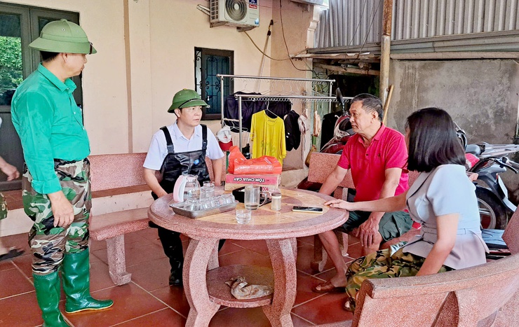 Lãnh đạo xã Đoài Phương thăm, tặng quà các hộ gia đình bị ảnh hưởng bởi cơn bão số 5 - Ảnh 1.