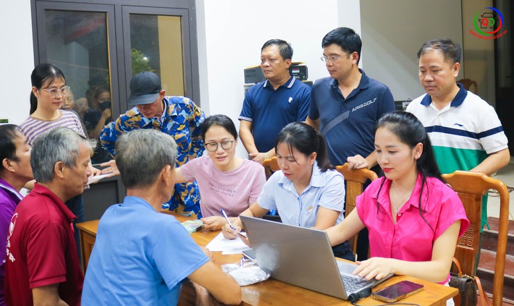 Lãnh đạo xã Quốc Oai kiểm tra công tác chi trả quà tặng nhân dân dịp Quốc khánh 2/9- Ảnh 1.
