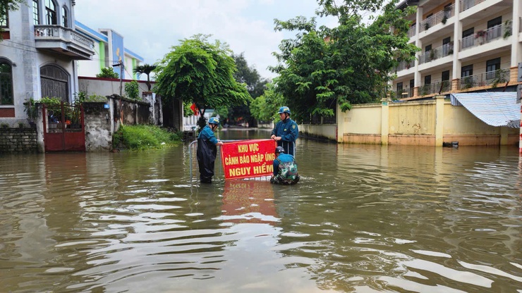 LÃNH ĐẠO PHƯỜNG SƠN TÂY THĂM, TẶNG QUÀ 27 HỘ GIA ĐÌNH CÓ HOÀN CẢNH KHÓ KHĂN BỊ ẢNH HƯỞNG BÃO SỐ 5- Ảnh 5.