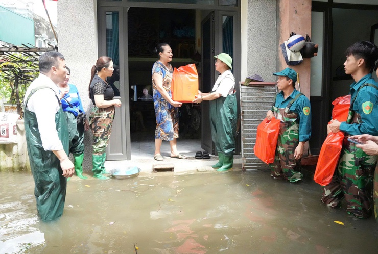 LÃNH ĐẠO PHƯỜNG SƠN TÂY THĂM, TẶNG QUÀ 27 HỘ GIA ĐÌNH CÓ HOÀN CẢNH KHÓ KHĂN BỊ ẢNH HƯỞNG BÃO SỐ 5- Ảnh 2.