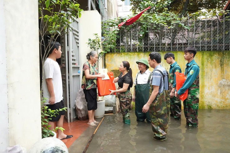 LÃNH ĐẠO PHƯỜNG SƠN TÂY THĂM, TẶNG QUÀ 27 HỘ GIA ĐÌNH CÓ HOÀN CẢNH KHÓ KHĂN BỊ ẢNH HƯỞNG BÃO SỐ 5- Ảnh 1.