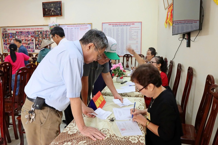 Cử tri Sơn Tây phấn khởi tham gia bầu cử Tổ trưởng Tổ dân phố nhiệm kỳ 2025-2027- Ảnh 2.