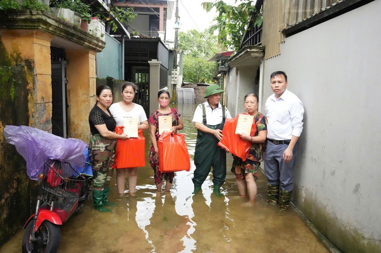 LÃNH ĐẠO PHƯỜNG SƠN TÂY THĂM, TẶNG QUÀ 27 HỘ GIA ĐÌNH CÓ HOÀN CẢNH KHÓ KHĂN BỊ ẢNH HƯỞNG BÃO SỐ 5- Ảnh 3.