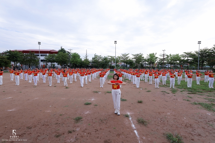 Hơn 300 cán bộ, hội viên Hội LHPN phường Chương Mỹ đồng diễn dân vũ chào mừng Quốc khánh 2/9- Ảnh 2.