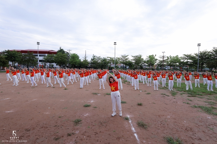 Hơn 300 cán bộ, hội viên Hội LHPN phường Chương Mỹ đồng diễn dân vũ chào mừng Quốc khánh 2/9- Ảnh 3.
