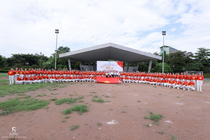 Hơn 300 cán bộ, hội viên Hội LHPN phường Chương Mỹ đồng diễn dân vũ chào mừng Quốc khánh 2/9- Ảnh 4.