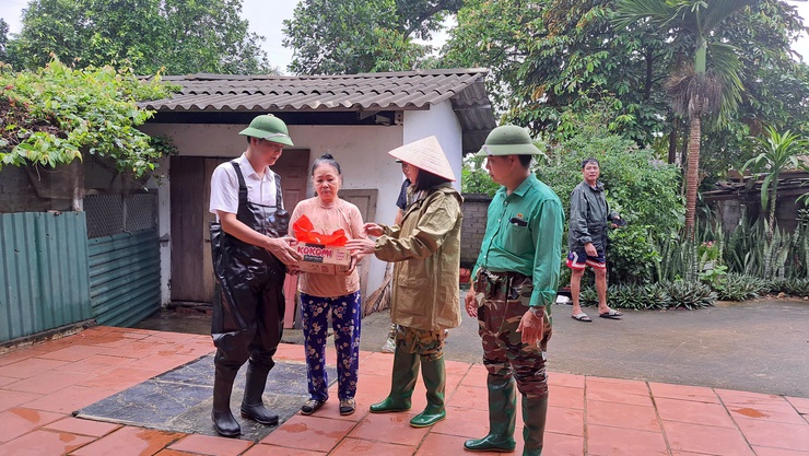 Lãnh đạo xã Đoài Phương thăm, tặng quà các hộ gia đình bị ảnh hưởng bởi cơn bão số 5 - Ảnh 2.