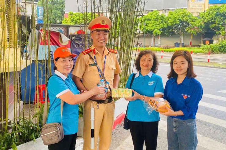 PHƯỜNG PHƯƠNG LIỆT TỔ CHỨC ĐIỂM PHÁT NHU YẾU PHẨM MIỄN PHÍ PHỤC VỤ NHÂN DÂN, DU KHÁCH THAM GIA CÁC HOẠT ĐỘNG KỶ NIỆM 80 NĂM CÁCH MẠNG THÁNG TÁM VÀ QUỐC KHÁNH 2/9- Ảnh 3.