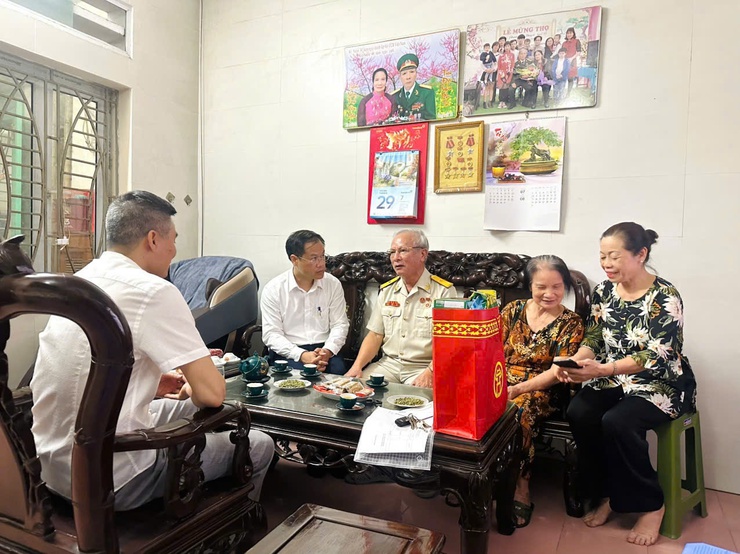 Phường Phú Lương thăm, tặng quà tri ân gia đình chính sách, người có công nhân kỷ niệm 80 năm Quốc khánh 2/9- Ảnh 2.