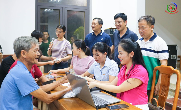 Lãnh đạo xã Quốc Oai kiểm tra công tác chi trả quà tặng nhân dân dịp Quốc khánh 2/9- Ảnh 7.