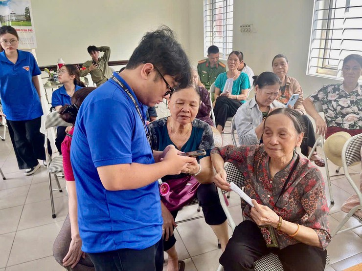 Phường Long Biên tích cực hướng dẫn Nhân dân thực hiện thủ tục hành chính trên dịch vụ công trực tuyến- Ảnh 4.