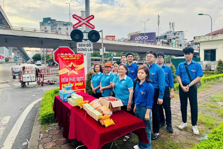 PHƯỜNG PHƯƠNG LIỆT TỔ CHỨC ĐIỂM PHÁT NHU YẾU PHẨM MIỄN PHÍ PHỤC VỤ NHÂN DÂN, DU KHÁCH THAM GIA CÁC HOẠT ĐỘNG KỶ NIỆM 80 NĂM CÁCH MẠNG THÁNG TÁM VÀ QUỐC KHÁNH 2/9- Ảnh 1.