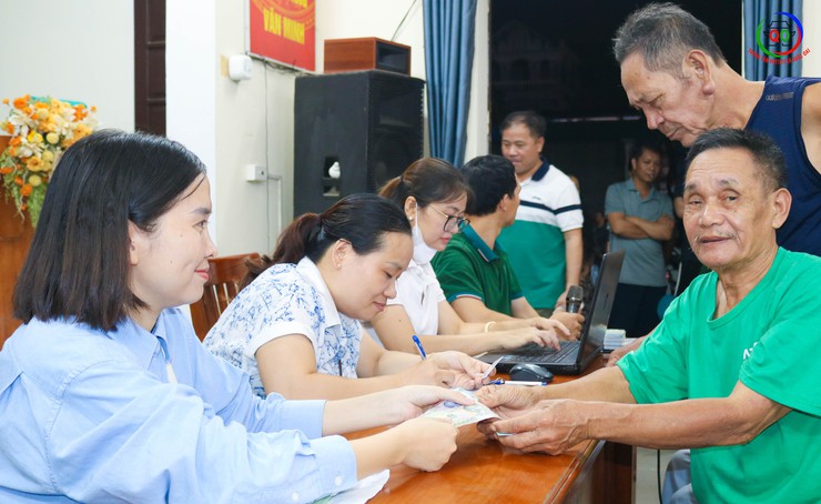 Lãnh đạo xã Quốc Oai kiểm tra công tác chi trả quà tặng nhân dân dịp Quốc khánh 2/9- Ảnh 8.