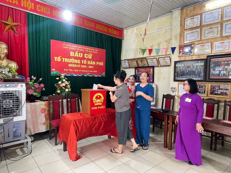 Cử tri Sơn Tây phấn khởi tham gia bầu cử Tổ trưởng Tổ dân phố nhiệm kỳ 2025-2027- Ảnh 1.