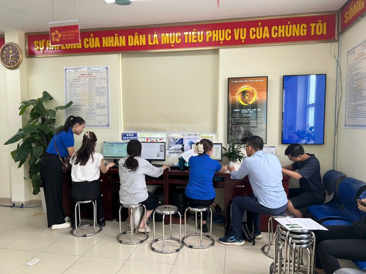 Phường Long Biên tích cực hướng dẫn Nhân dân thực hiện thủ tục hành chính trên dịch vụ công trực tuyến- Ảnh 1.