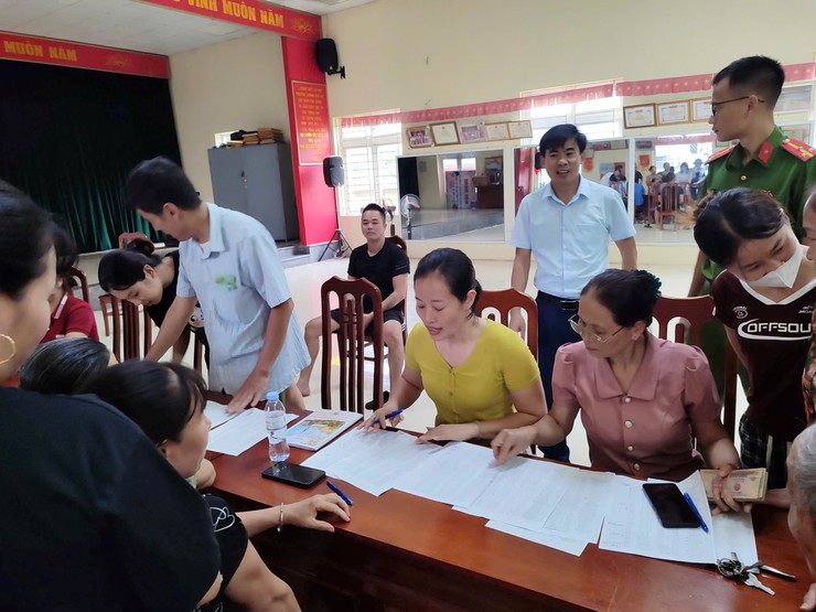 Nhân dân xã Dương Hoà phần khởi, vui mừng nhận quà mừng 80 năm Quốc khánh- Ảnh 1.