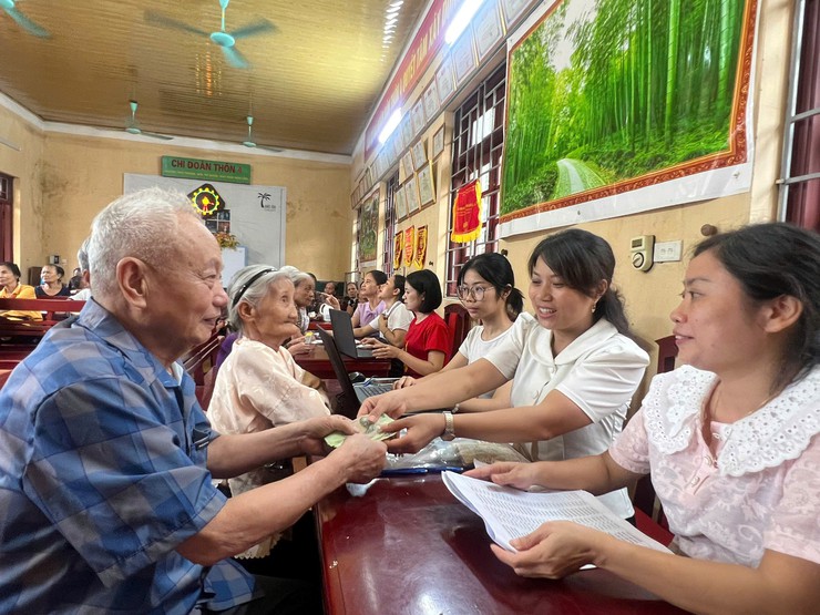 Nhân dân xã Dương Hoà phần khởi, vui mừng nhận quà mừng 80 năm Quốc khánh- Ảnh 2.