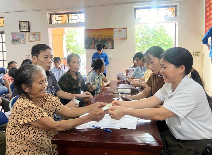 Nhân dân xã Dương Hoà phần khởi, vui mừng nhận quà mừng 80 năm Quốc khánh- Ảnh 3.
