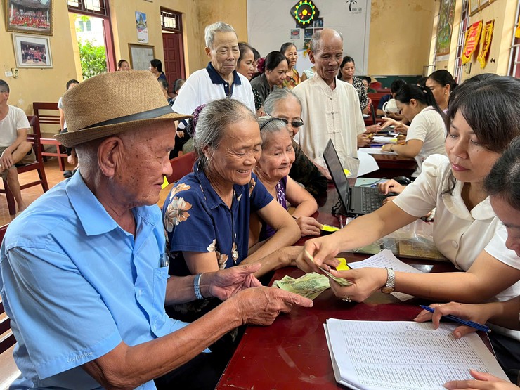 Nhân dân xã Dương Hoà phần khởi, vui mừng nhận quà mừng 80 năm Quốc khánh- Ảnh 4.
