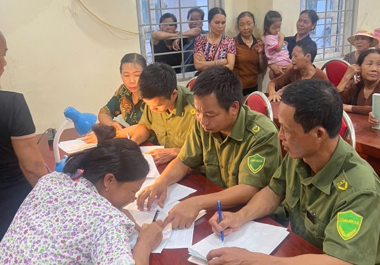 CÁC THÔN TRÊN ĐỊA BÀN XÃ ỨNG HOÀ ĐỒNG LOẠT TỔ CHỨC CẤP PHÁT QUÀ TẶNG NGƯỜI DÂN NHÂN DỊP 2/9.- Ảnh 2.
