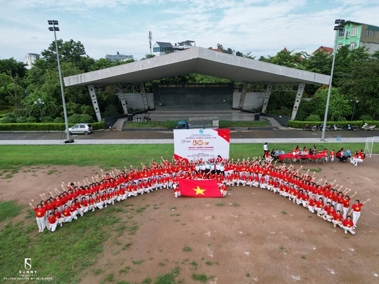 Hơn 300 cán bộ, hội viên Hội LHPN phường Chương Mỹ đồng diễn dân vũ chào mừng Quốc khánh 2/9- Ảnh 1.