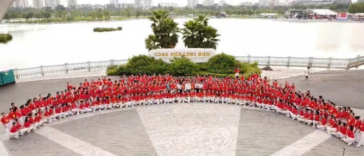 Hơn 400 cán bộ, hội viên Phụ nữ phường Việt Hưng tham gia đồng diễn dân vũ nhân kỷ niệm 80 năm Quốc khánh 2/9- Ảnh 1.