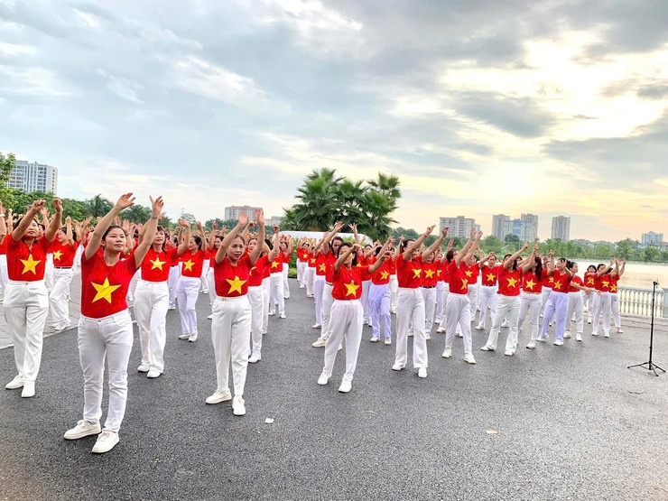 Hơn 400 cán bộ, hội viên Phụ nữ phường Việt Hưng tham gia đồng diễn dân vũ nhân kỷ niệm 80 năm Quốc khánh 2/9- Ảnh 7.