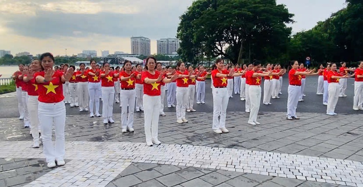 Hơn 400 cán bộ, hội viên Phụ nữ phường Việt Hưng tham gia đồng diễn dân vũ nhân kỷ niệm 80 năm Quốc khánh 2/9- Ảnh 6.