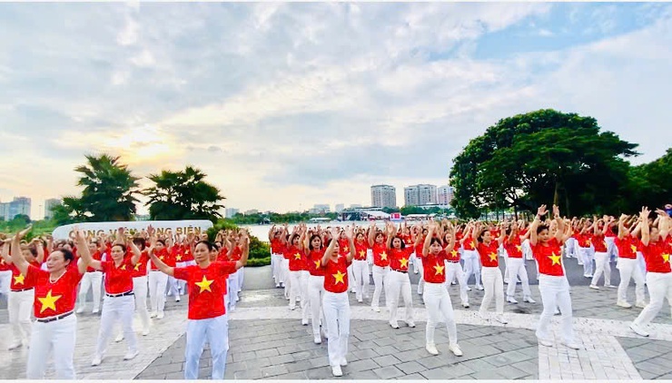 Hơn 400 cán bộ, hội viên Phụ nữ phường Việt Hưng tham gia đồng diễn dân vũ nhân kỷ niệm 80 năm Quốc khánh 2/9- Ảnh 5.