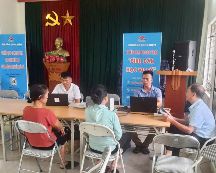 Phường Long Biên tích cực hướng dẫn Nhân dân thực hiện thủ tục hành chính trên dịch vụ công trực tuyến- Ảnh 2.
