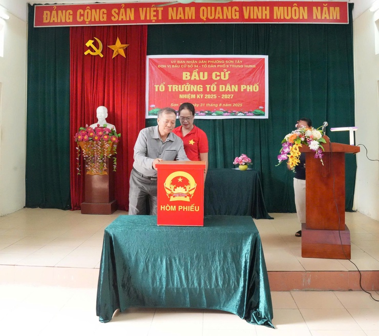 Cử tri Sơn Tây phấn khởi tham gia bầu cử Tổ trưởng Tổ dân phố nhiệm kỳ 2025-2027- Ảnh 6.