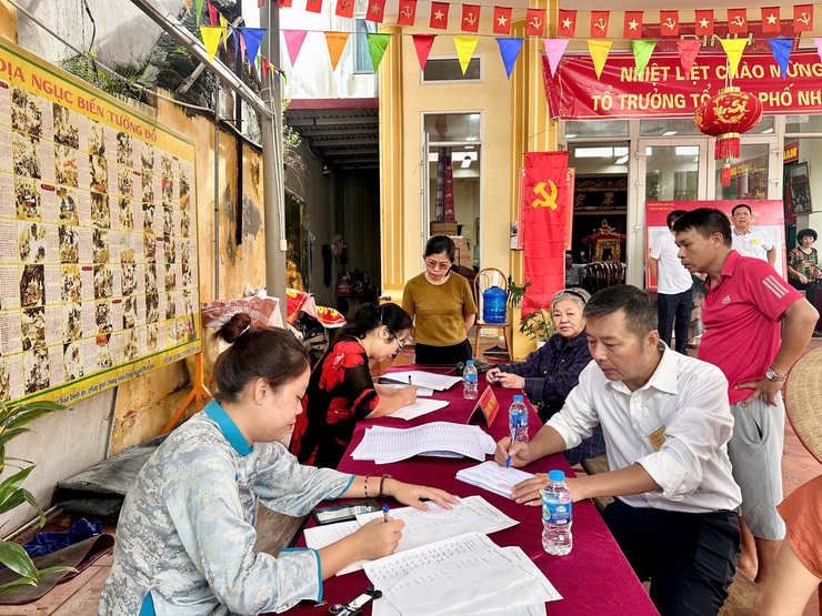 Cử tri Sơn Tây phấn khởi tham gia bầu cử Tổ trưởng Tổ dân phố nhiệm kỳ 2025-2027- Ảnh 4.