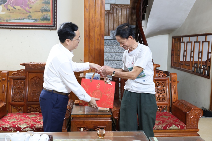 Đồng chí Phó Bí thư thường trực Đảng ủy xã Đinh Ngọc Thức thăm tặng quà người có công tại thôn Thanh Vân- Ảnh 1.
