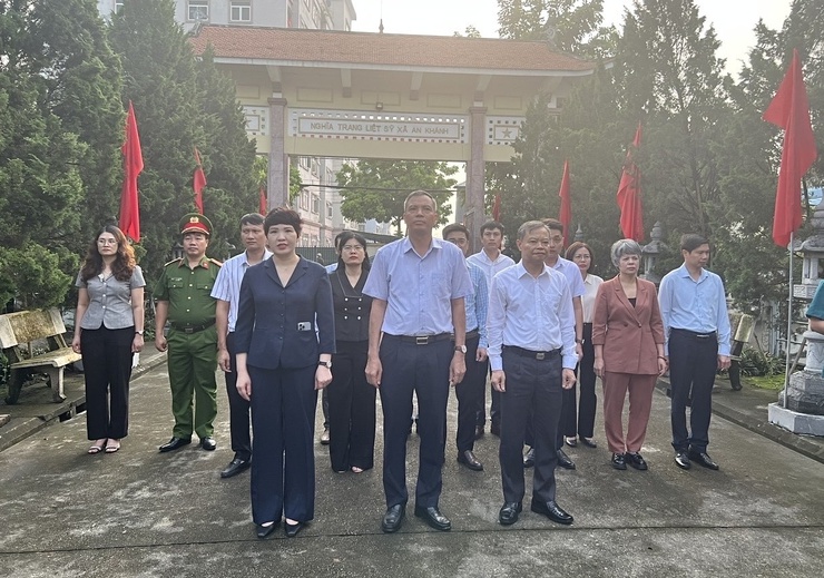Các đồng chí lãnh đạo xã An Khánh viếng Nghĩa trang liệt sĩ nhân dịp kỷ niệm 80 năm Quốc khánh 2/9- Ảnh 1.
