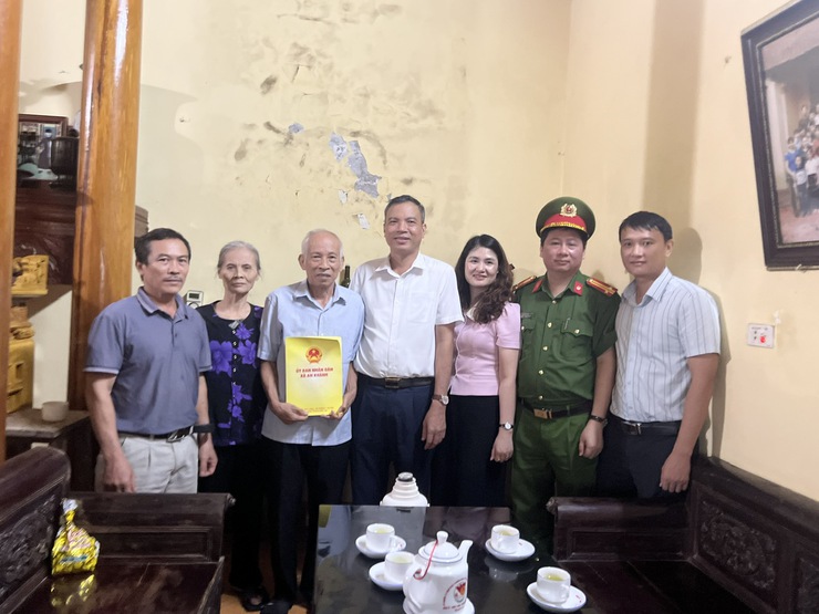 Các đồng chí lãnh đạo xã An Khánh thăm, tặng quà Mẹ Việt Nam anh hùng và người có công dịp Quốc khánh 2/9- Ảnh 1.
