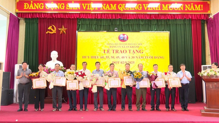 Đảng ủy xã An Khánh tổ chức Lễ trao tặng Huy hiệu Đảng đợt 2-9- Ảnh 6.