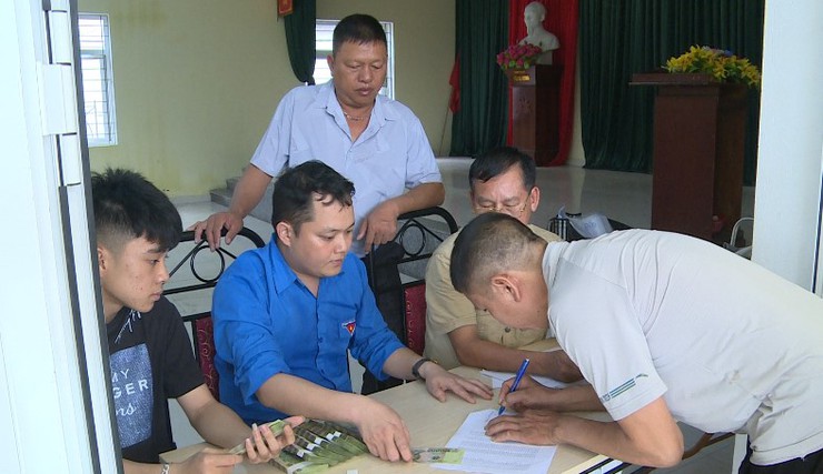Người dân xã Phúc Lộc phấn khởi nhận quà Tết Độc lập- Ảnh 1.