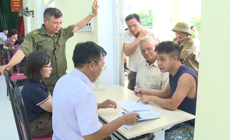 Người dân xã Phúc Lộc phấn khởi nhận quà Tết Độc lập- Ảnh 5.