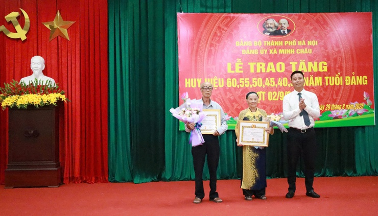 Đảng ủy xã Minh Châu trao tặng huy hiệu Đảng đợt 02/9, triển khai Nghị quyết và tổng kết công tác tổ chức Đại hội.- Ảnh 1.