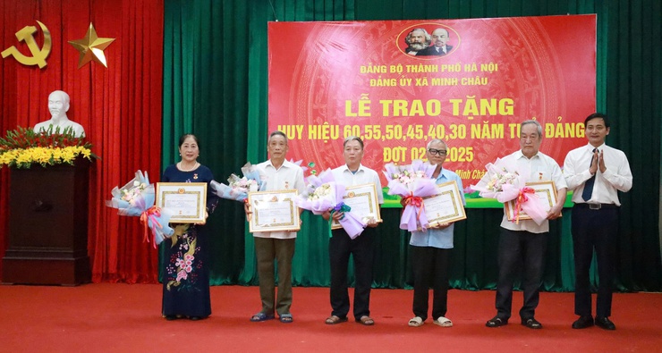 Đảng ủy xã Minh Châu trao tặng huy hiệu Đảng đợt 02/9, triển khai Nghị quyết và tổng kết công tác tổ chức Đại hội.- Ảnh 2.