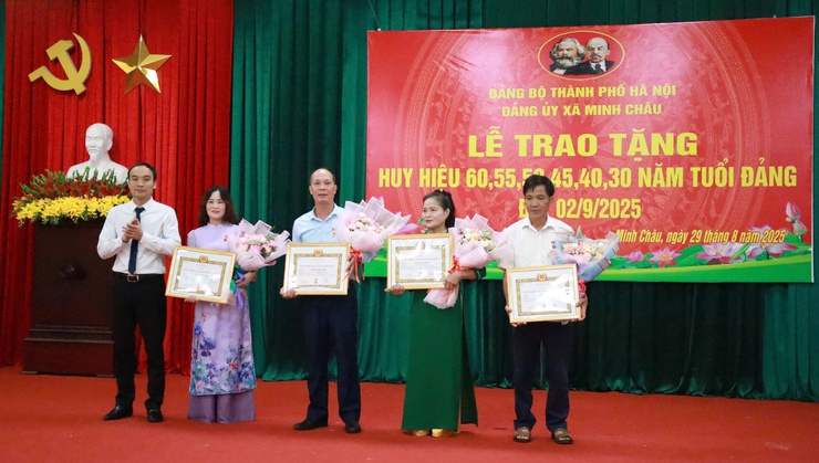 Đảng ủy xã Minh Châu trao tặng huy hiệu Đảng đợt 02/9, triển khai Nghị quyết và tổng kết công tác tổ chức Đại hội.- Ảnh 3.