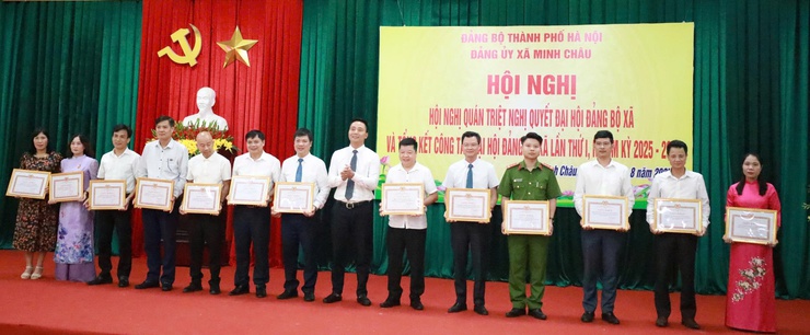 Đảng ủy xã Minh Châu trao tặng huy hiệu Đảng đợt 02/9, triển khai Nghị quyết và tổng kết công tác tổ chức Đại hội.- Ảnh 5.