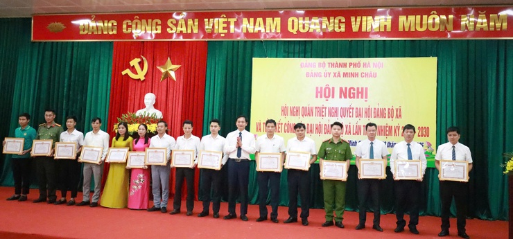 Đảng ủy xã Minh Châu trao tặng huy hiệu Đảng đợt 02/9, triển khai Nghị quyết và tổng kết công tác tổ chức Đại hội.- Ảnh 6.