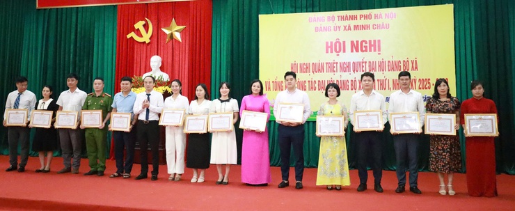 Đảng ủy xã Minh Châu trao tặng huy hiệu Đảng đợt 02/9, triển khai Nghị quyết và tổng kết công tác tổ chức Đại hội.- Ảnh 7.