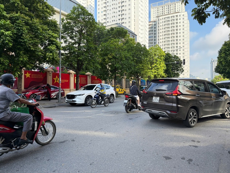 Hà Nội 31/8, Có lúc có mưa rào và dông, cục bộ có nơi mưa to- Ảnh 1.