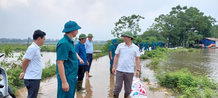 Xã Phú Nghĩa huy động lực lượng Dân quân tự vệ đắp chống tràn tuyến đê Bối tả Tích qua địa bàn thôn Quyết Hạ- Ảnh 1.
